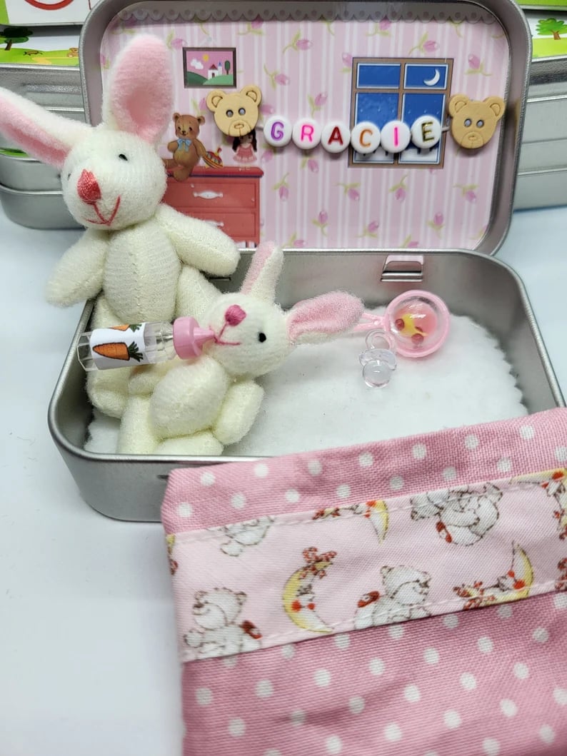 💎 49% OFF! 💎 Bunny Mummy & Baby Plush Pocket Tin – Handmade Easter Collectible with Cozy Blanket (Pink/Blue Ears) 🐇🎁