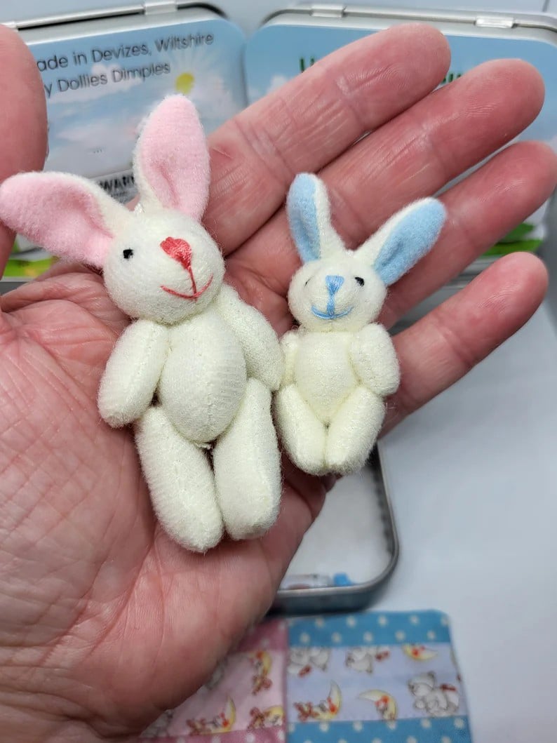 💎 49% OFF! 💎 Bunny Mummy & Baby Plush Pocket Tin – Handmade Easter Collectible with Cozy Blanket (Pink/Blue Ears) 🐇🎁