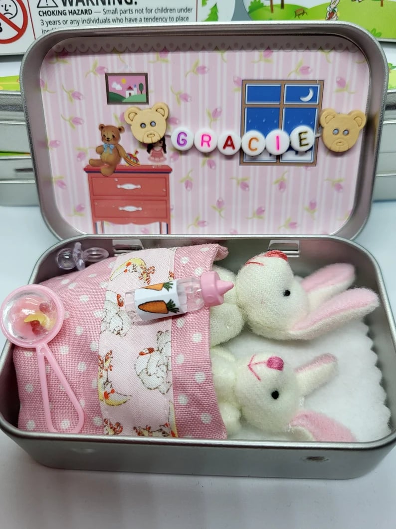 💎 49% OFF! 💎 Bunny Mummy & Baby Plush Pocket Tin – Handmade Easter Collectible with Cozy Blanket (Pink/Blue Ears) 🐇🎁