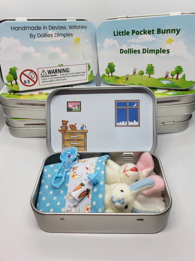 💎 49% OFF! 💎 Bunny Mummy & Baby Plush Pocket Tin – Handmade Easter Collectible with Cozy Blanket (Pink/Blue Ears) 🐇🎁