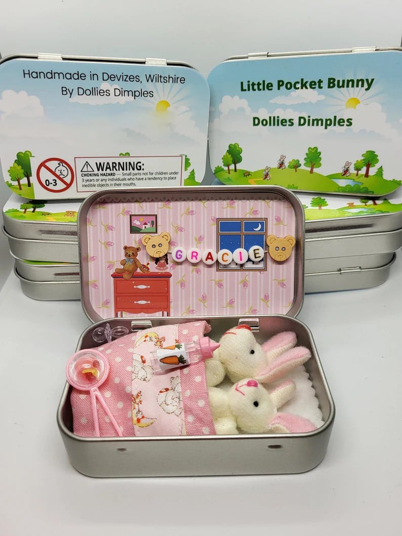 💎 49% OFF! 💎 Bunny Mummy & Baby Plush Pocket Tin – Handmade Easter Collectible with Cozy Blanket (Pink/Blue Ears) 🐇🎁
