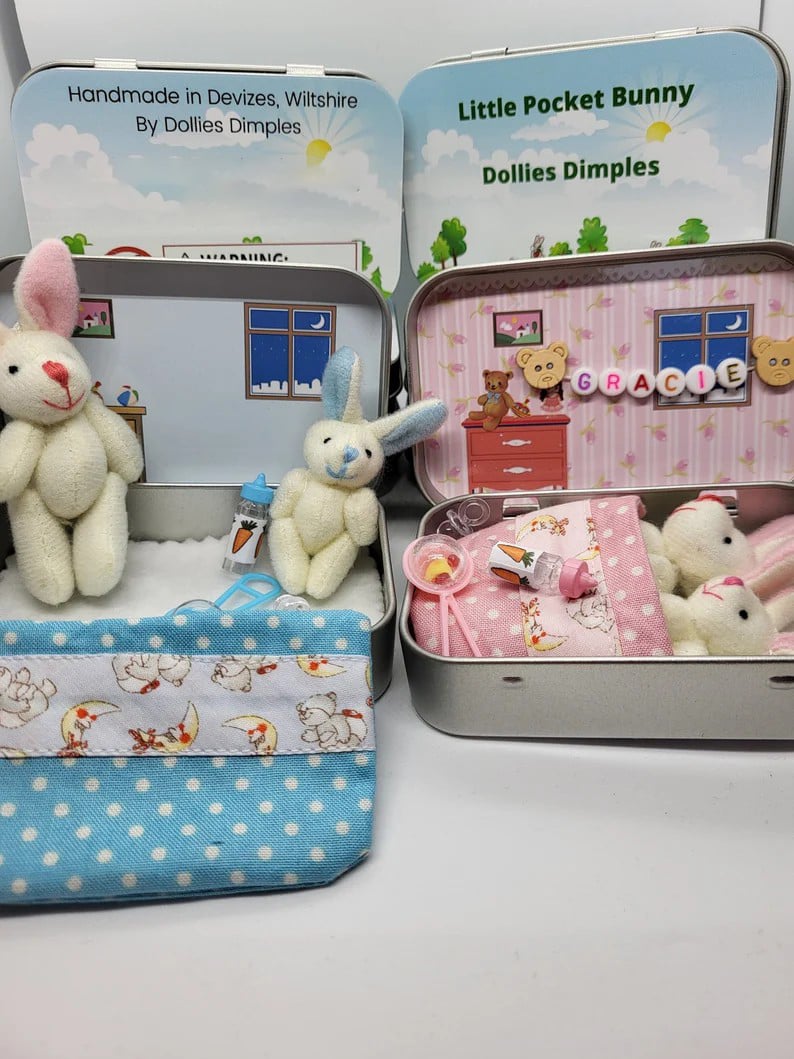 💎 49% OFF! 💎 Bunny Mummy & Baby Plush Pocket Tin – Handmade Easter Collectible with Cozy Blanket (Pink/Blue Ears) 🐇🎁
