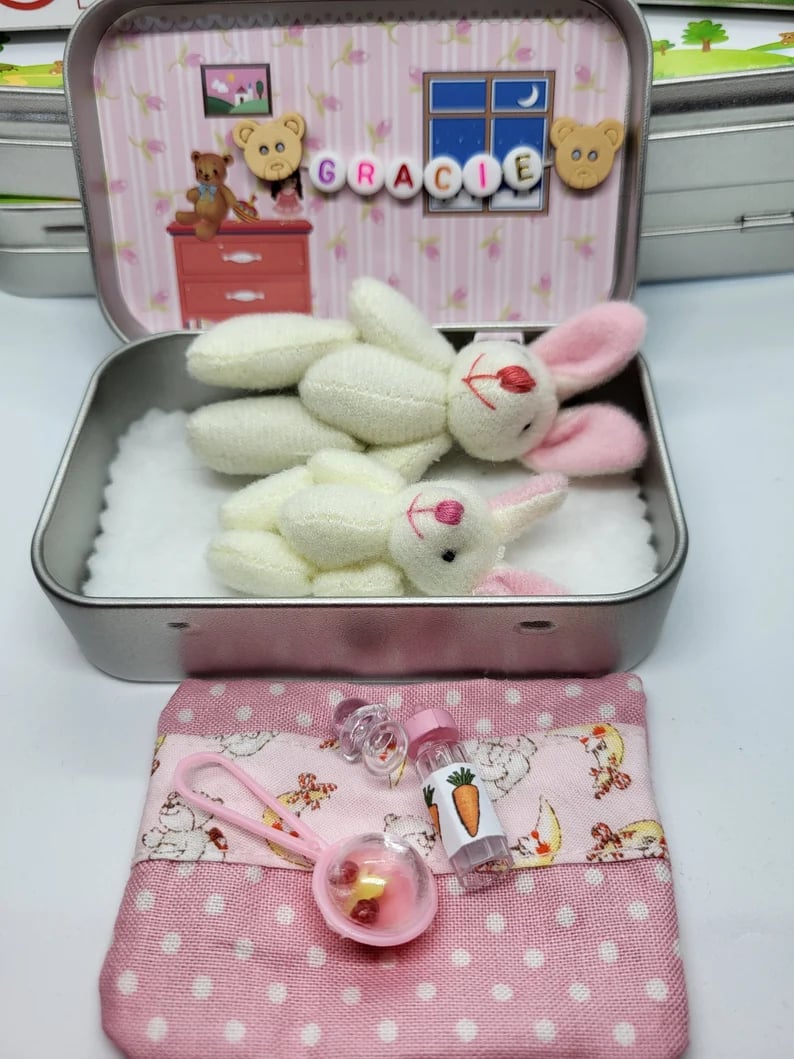 💎 49% OFF! 💎 Bunny Mummy & Baby Plush Pocket Tin – Handmade Easter Collectible with Cozy Blanket (Pink/Blue Ears) 🐇🎁