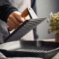 🥳2026 HOT SALE🥳💞50K+ SOLD! 🥩🔥 49% OFF! Cast Iron Steak Press – even heat distribution for perfectly cooked steak & burgers every time. Restaurant-quality grill marks at home – no more takeaway bills! 🍔✨